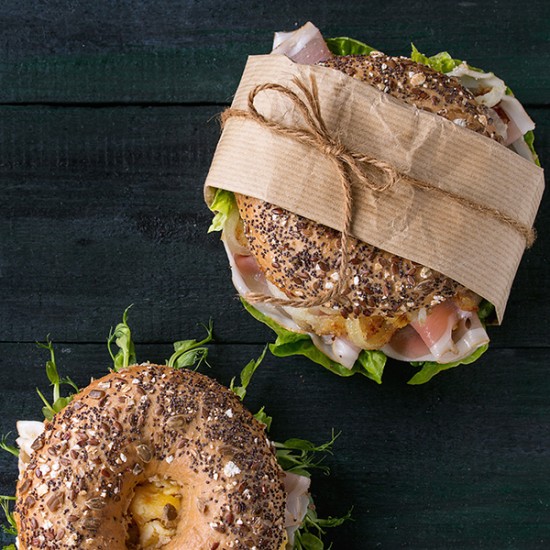 Nyd en hyggelig måltid til frokost eller aftensmad med venner eller familien med 4 luksus bagel ink. dessert og sodavand