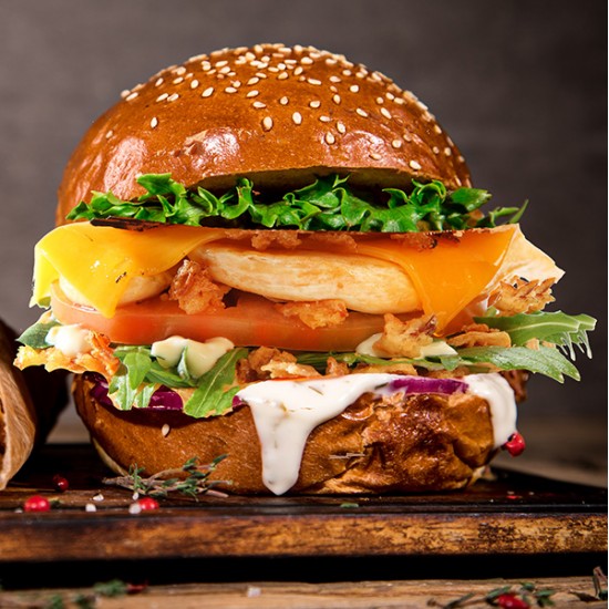 Restaurant Hereford Village svinger legendariske burgere over disken - Burger tilbud til 2 personer - Nyd i restauranten eller bestil som Takeaway
