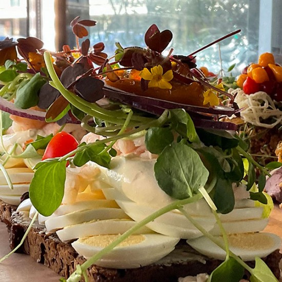 Frederiksberg- Topanmeldt Luksus Smørrebrød tilbyder 4 stk. højtbelagt smørrebrød